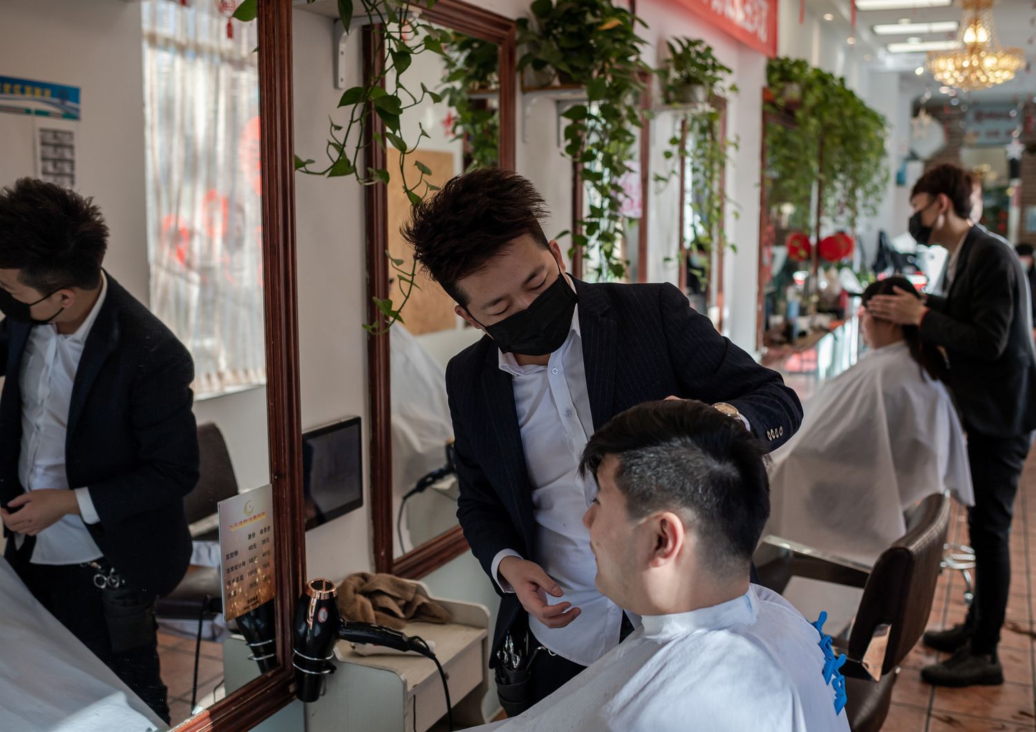 Un barbiere in Cina, durante l'emergenza coronavirus