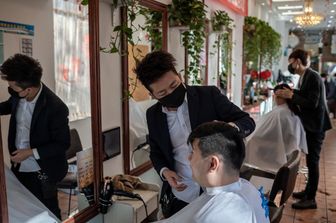 Un barbiere in Cina, durante l'emergenza coronavirus