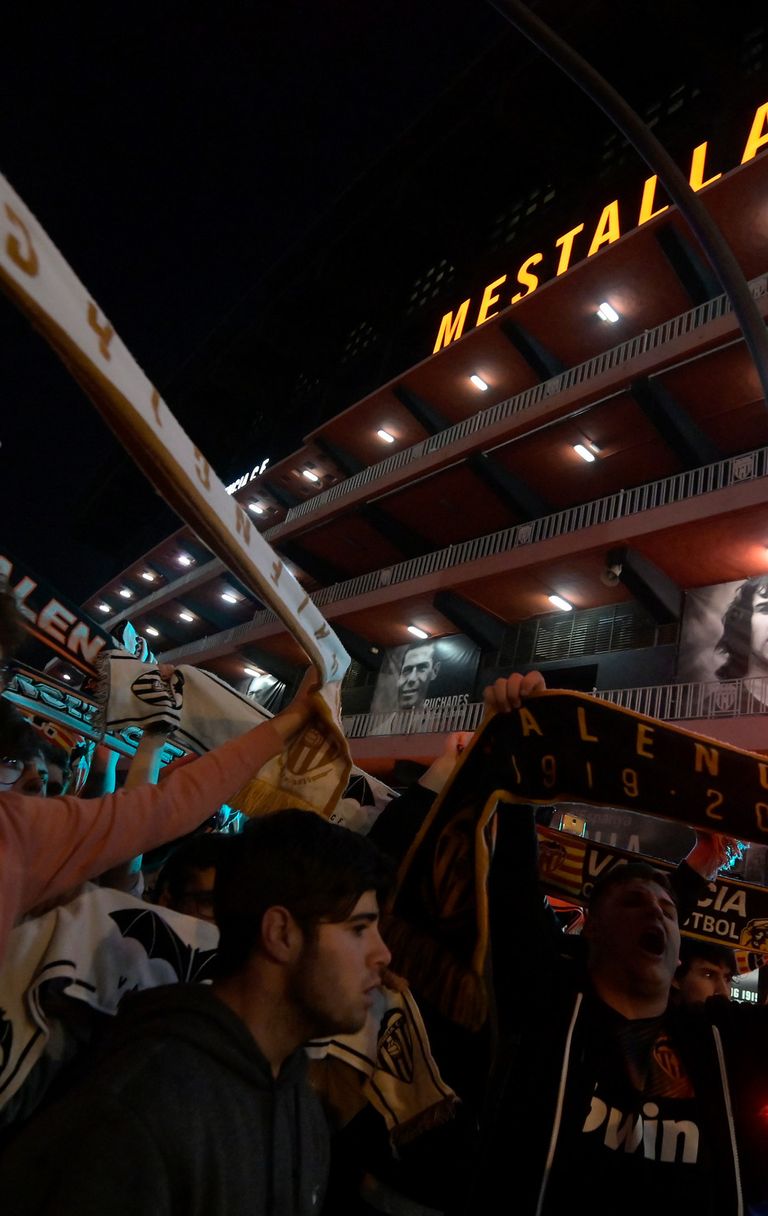 La pericolosa speranza, fuori da uno stadio