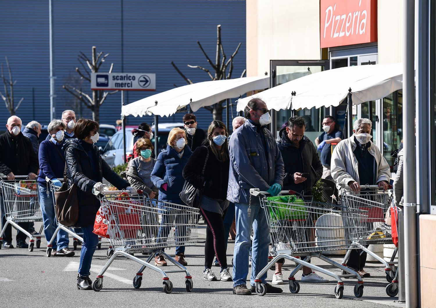 Coronavirus, Italia: persone in fila per fare la spesa