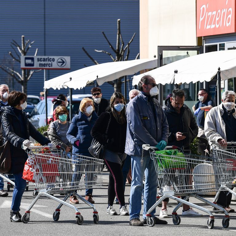 Coronavirus, Italia: persone in fila per fare la spesa