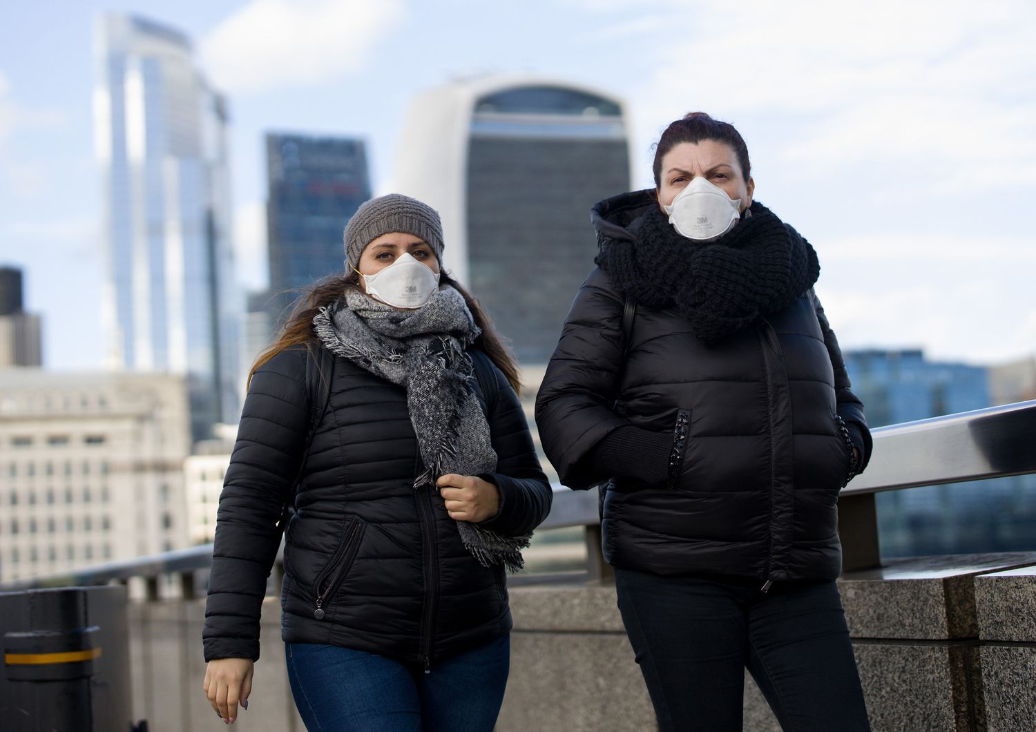Con le mascherine contro il coronavirus nel centro di Londra
