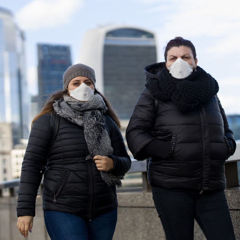 Con le mascherine contro il coronavirus nel centro di Londra