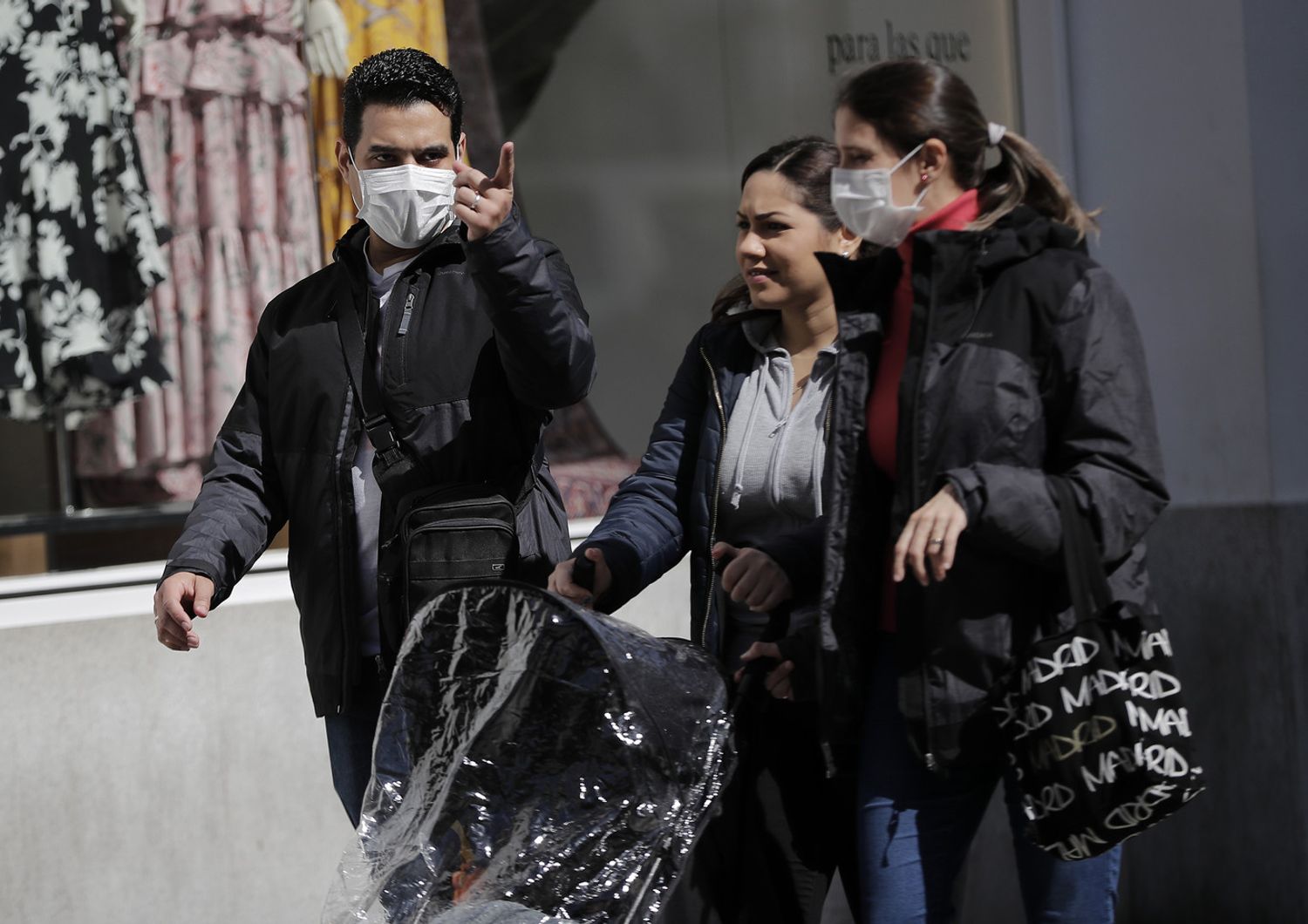 Passanti con mascherina protettiva a Madrid
