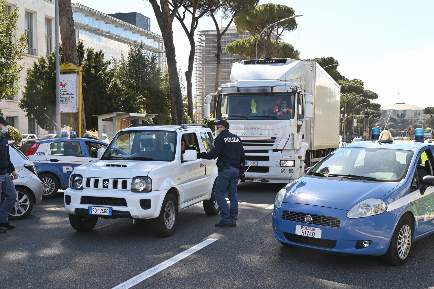 La Polizia controlla automobilisti in movimento sul via Cristoforo Colombo oggi a Roma