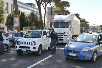La Polizia controlla automobilisti in movimento sul via Cristoforo Colombo oggi a Roma