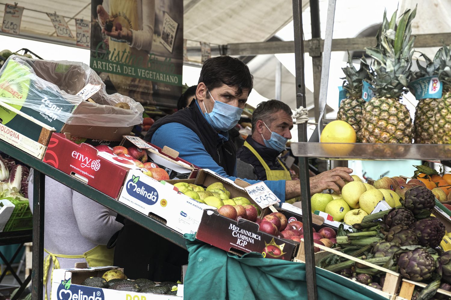 Coronavirus, un fruttivendolo a Roma&nbsp;