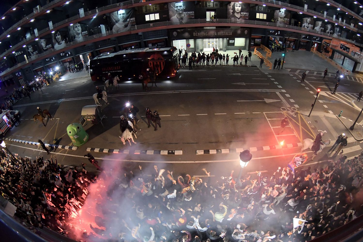 Tifosi del Valencia assediano il pullman della squadra dopo la partita con l'Atalanta