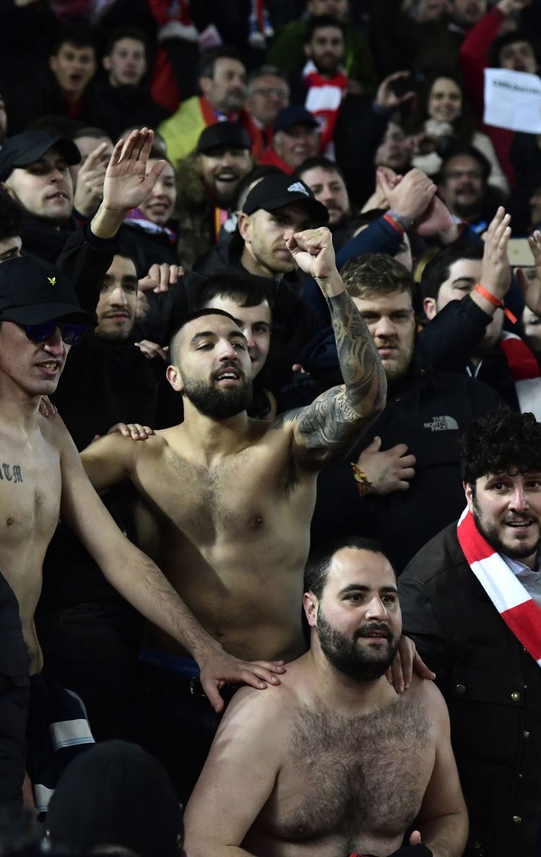 Tifosi del Liverpool durante l'incontro con il Paris Saint Germain