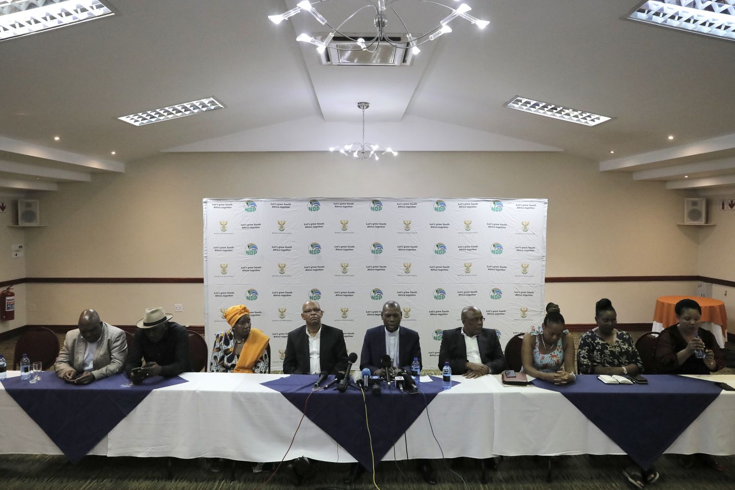 Al centro, il ministro della Sanit&agrave; del Sudafrica Zweli Mkhize