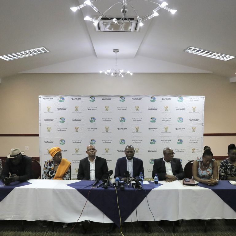 Al centro, il ministro della Sanit&agrave; del Sudafrica Zweli Mkhize