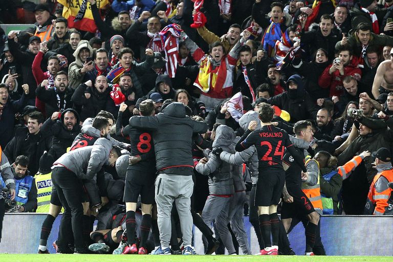 I giocatori dell'Atletico Madrid festeggiano con i tifosi dopo la vittoria sul Liverpool in un incontro giocato con il pubblico