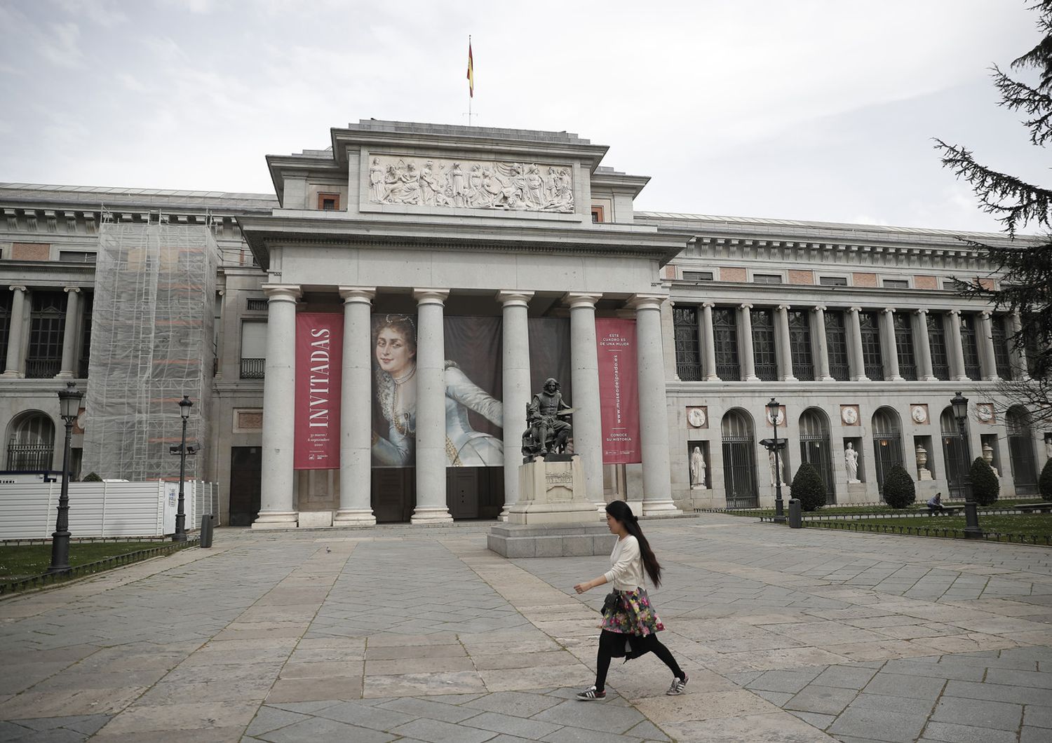 Una donna passa davanti al museo Prado in una Madrid spettrale