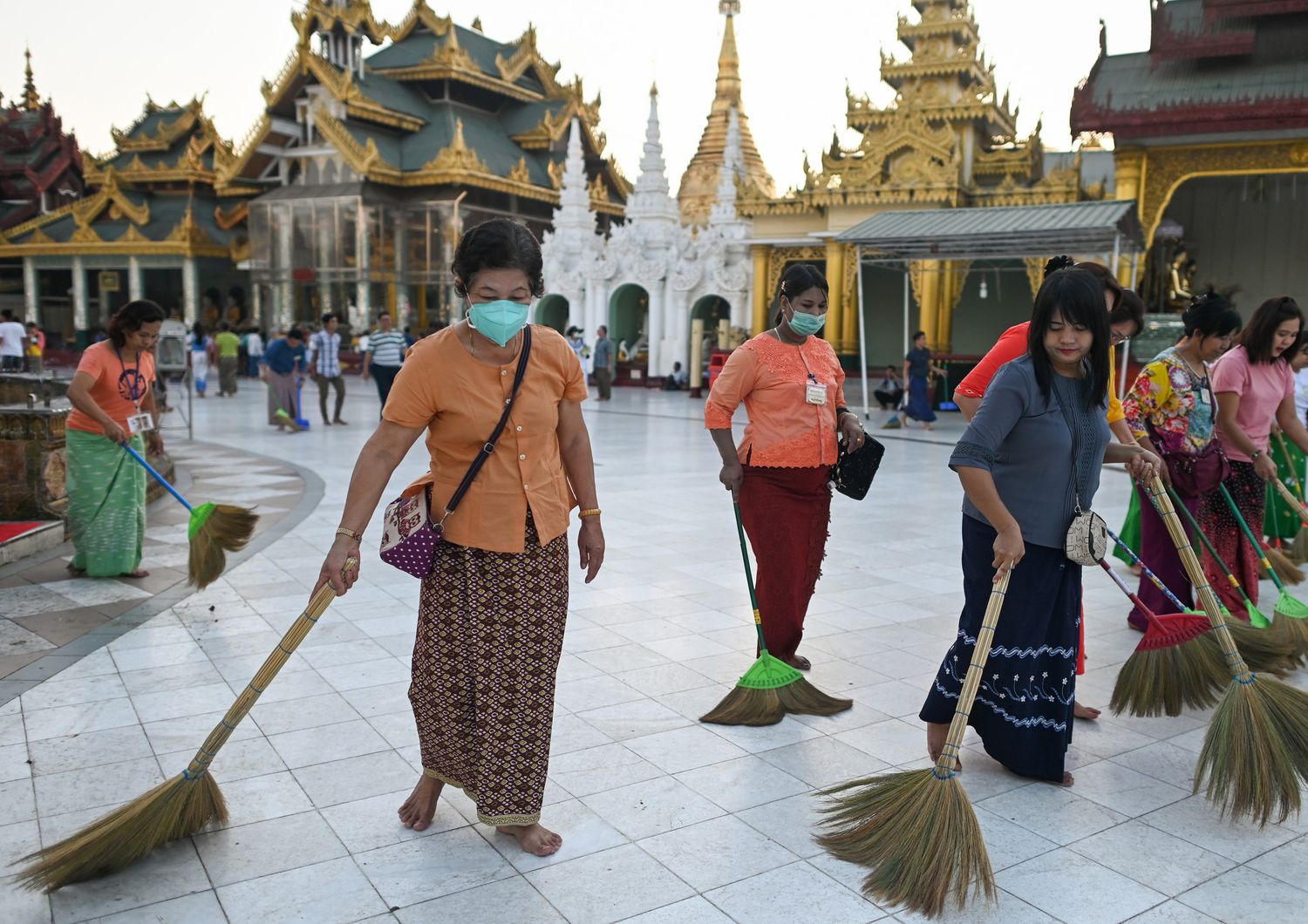 Pulizie per il timore del coronavirus nella Shwedagone Pagoda di Rangoon