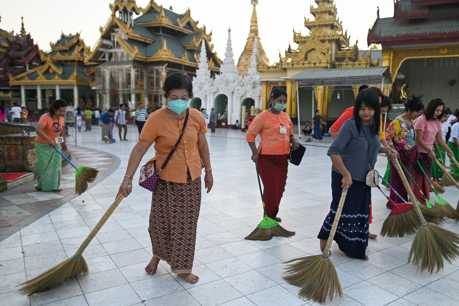 Pulizie per il timore del coronavirus nella Shwedagone Pagoda di Rangoon