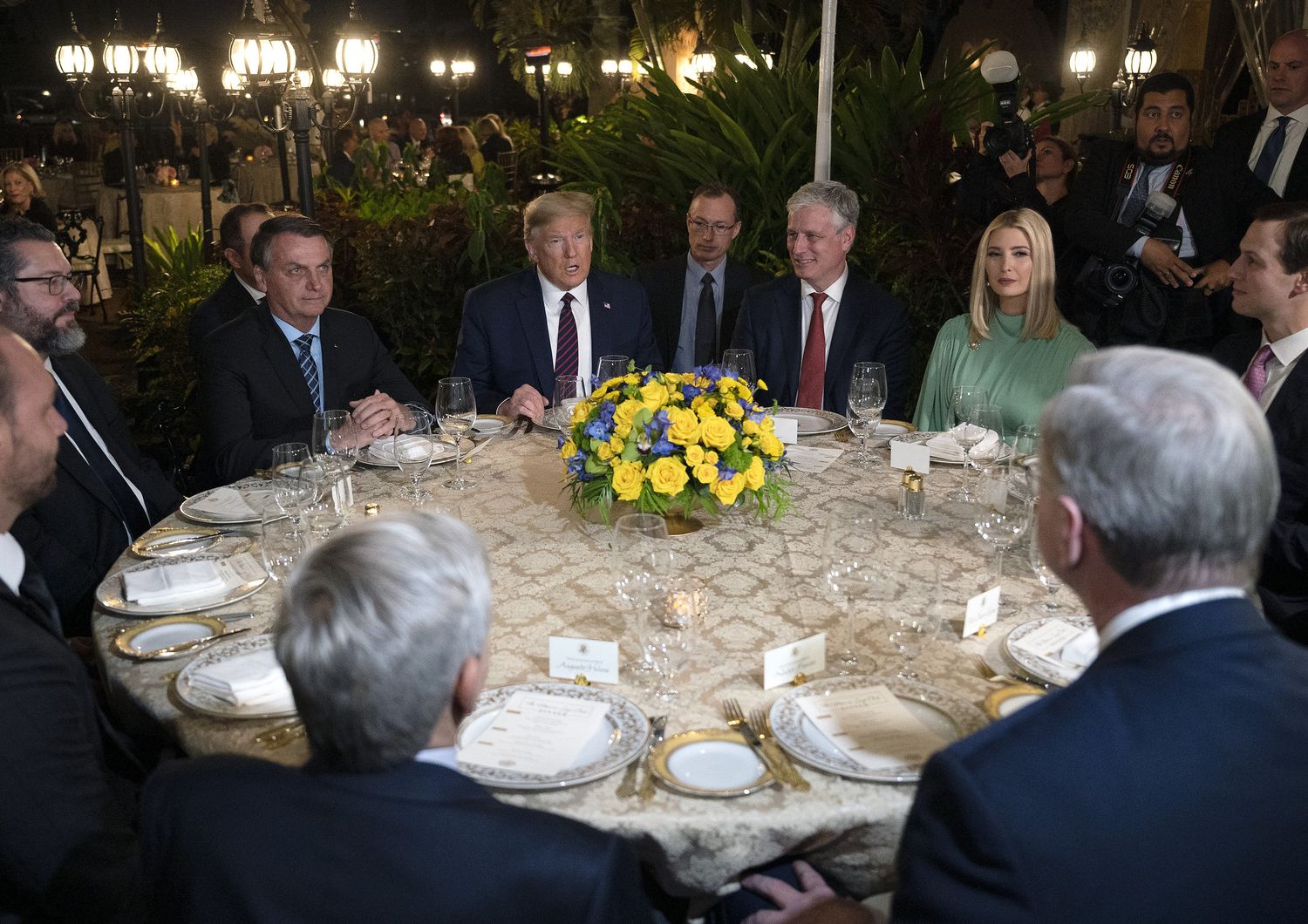 La cena di Bolsonaro e Trump a Mar-a-Lago il 7 marzo scorso, in piena epidemia di coronavirus