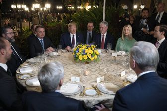 La cena di Bolsonaro e Trump a Mar-a-Lago il 7 marzo scorso, in piena epidemia di coronavirus