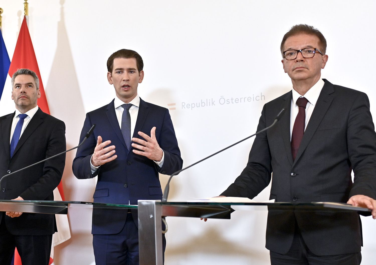 Il ministro dell'Interno Karl Nehammer, il Cancelliere austriaco Sebastian Kurz e il ministro della Sanit&agrave; Rudolf Anschober annunciano le norme anti-virus&nbsp;