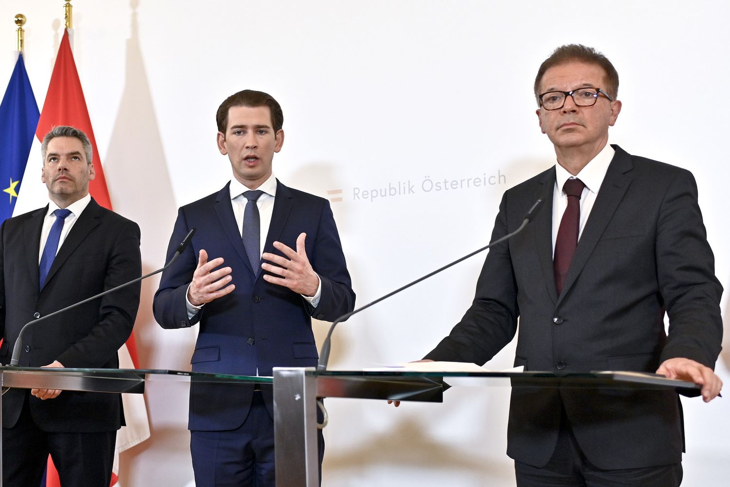 Il ministro dell'Interno Karl Nehammer, il Cancelliere austriaco Sebastian Kurz e il ministro della Sanit&agrave; Rudolf Anschober annunciano le norme anti-virus&nbsp;
