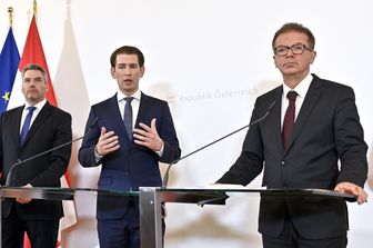 Il ministro dell'Interno Karl Nehammer, il Cancelliere austriaco Sebastian Kurz e il ministro della Sanit&agrave; Rudolf Anschober annunciano le norme anti-virus&nbsp;