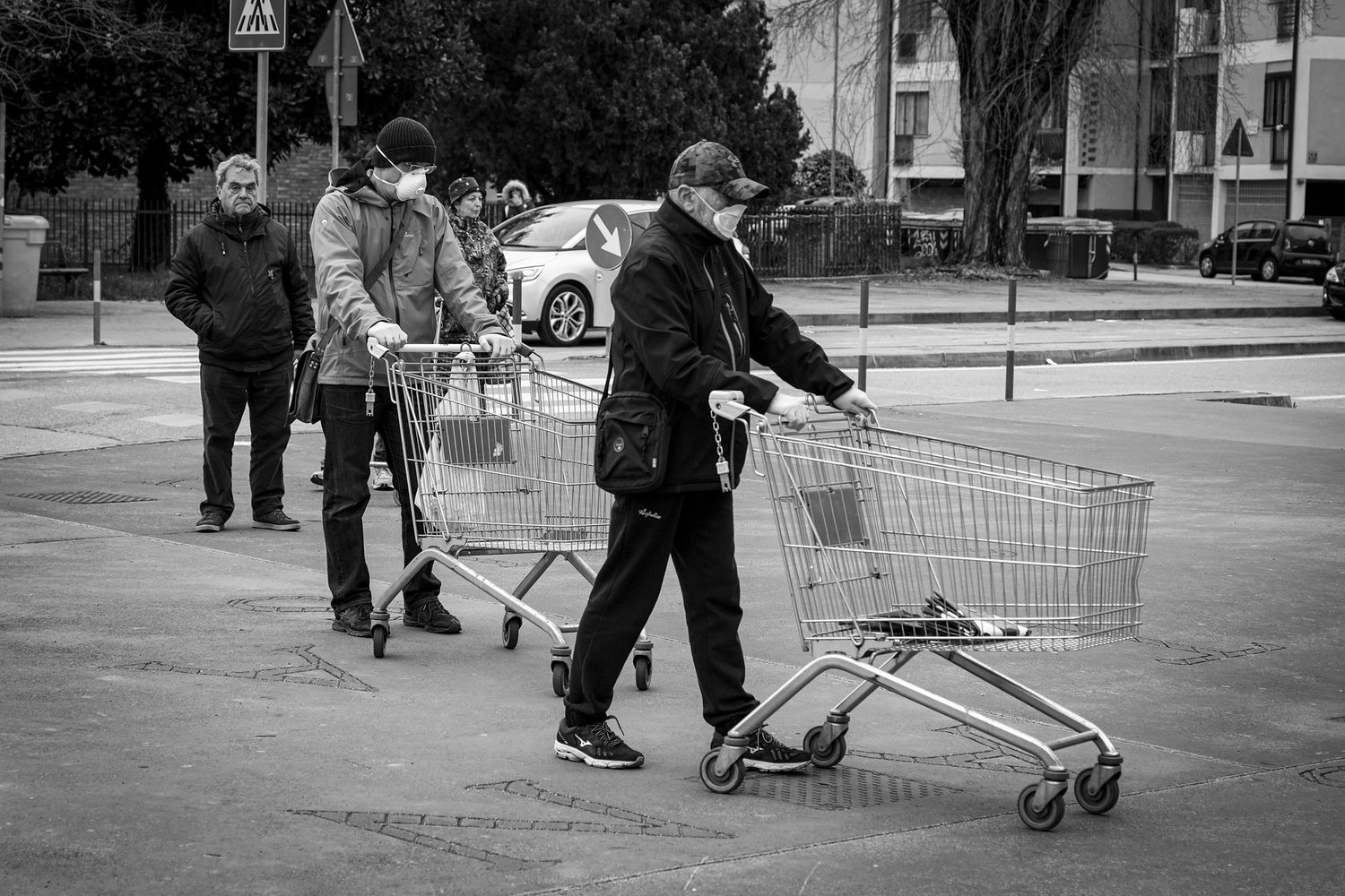 Italiani in fila per entrare al supermercato&nbsp;