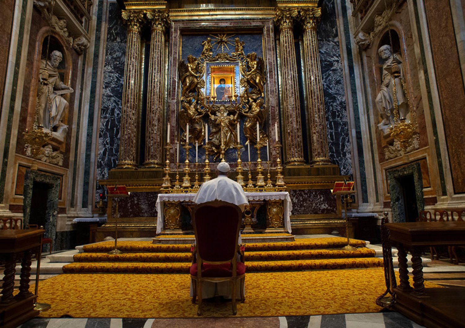 Il Papa prega a Santa Maria Maggiore