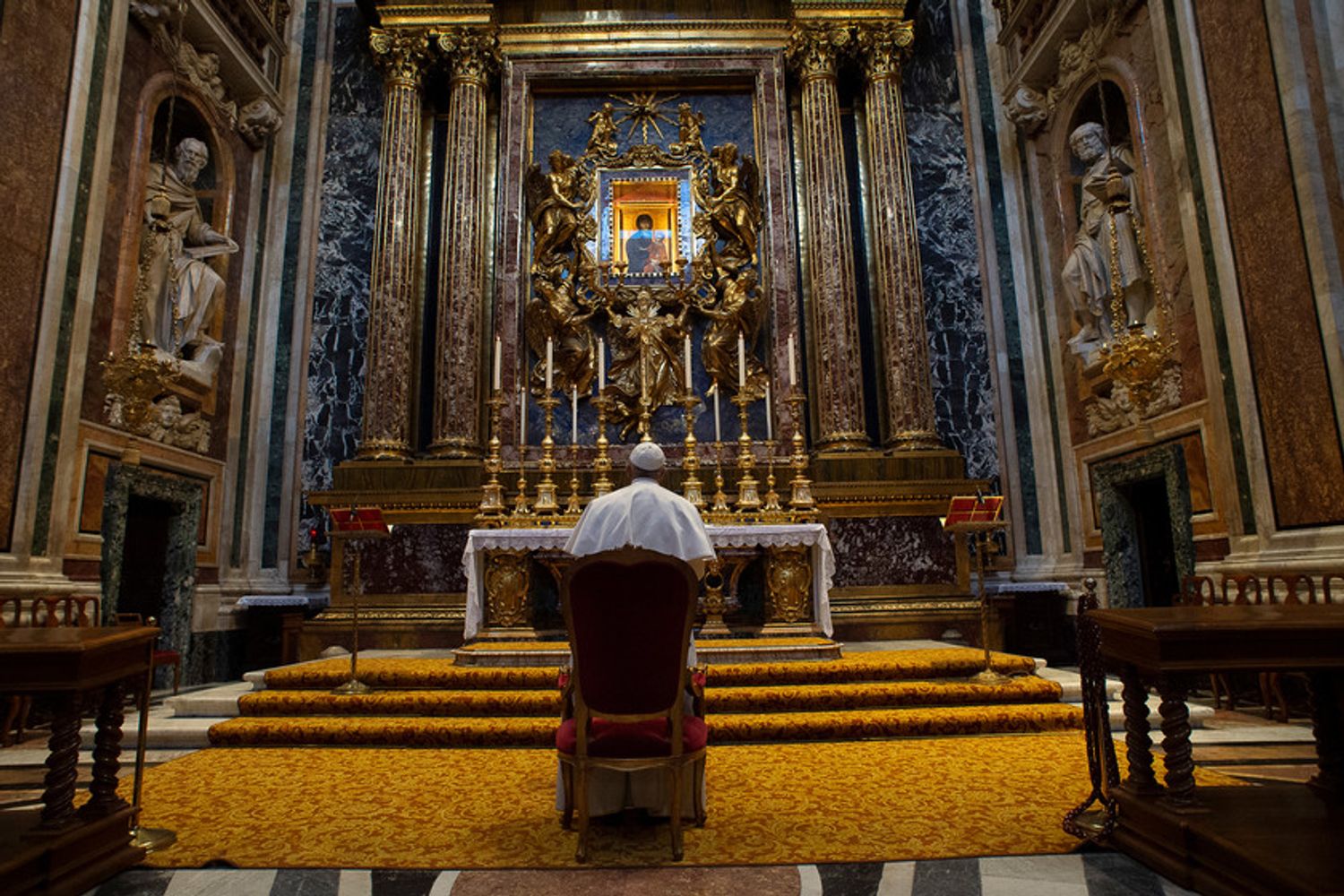 Il Papa prega a Santa Maria Maggiore