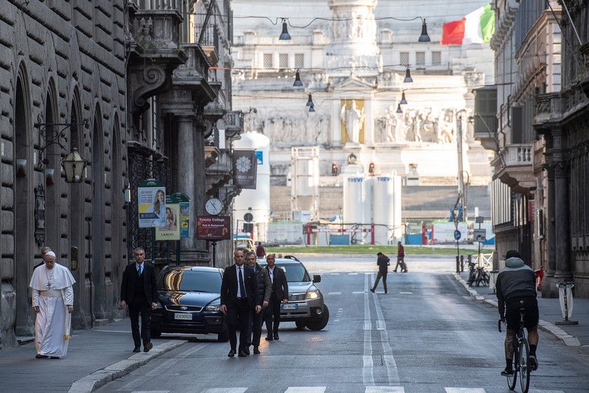 Il Papa percorre via del Corso