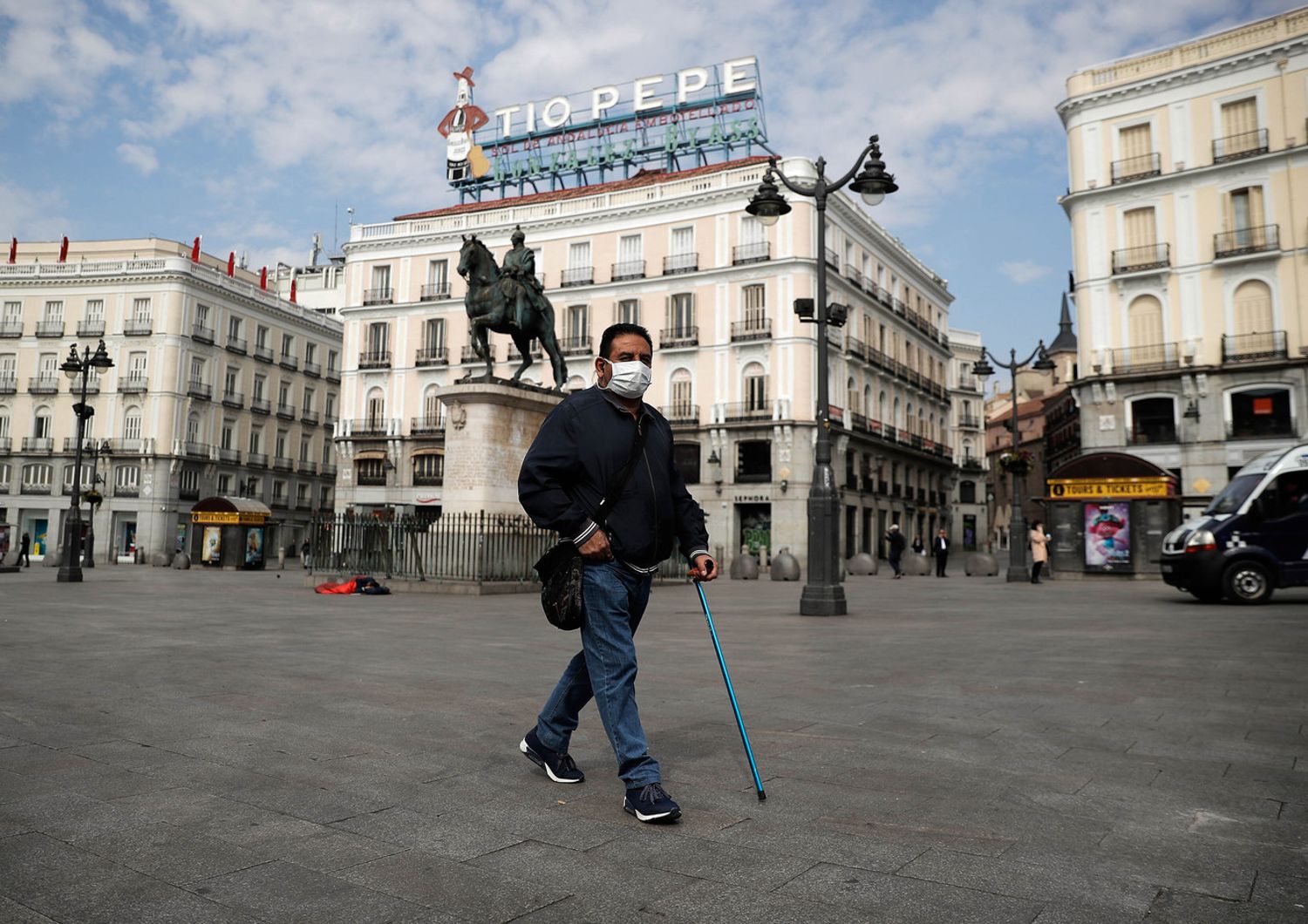 Un passante con mascherina a Madrid