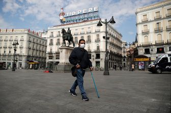 Un passante con mascherina a Madrid