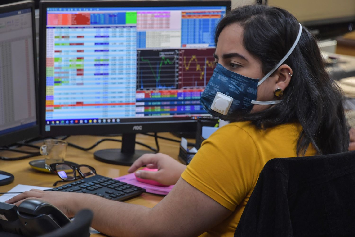 Una trader con mascherina protettiva a Sao Paulo