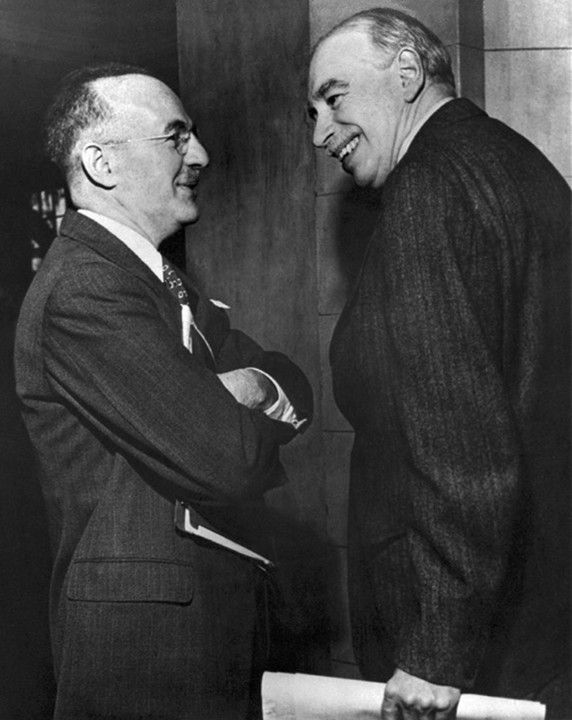 Harry Dexter White e John Maynard Keynes alla sessione inaugurale del Fondo Monetario Internazionale, nel 1946