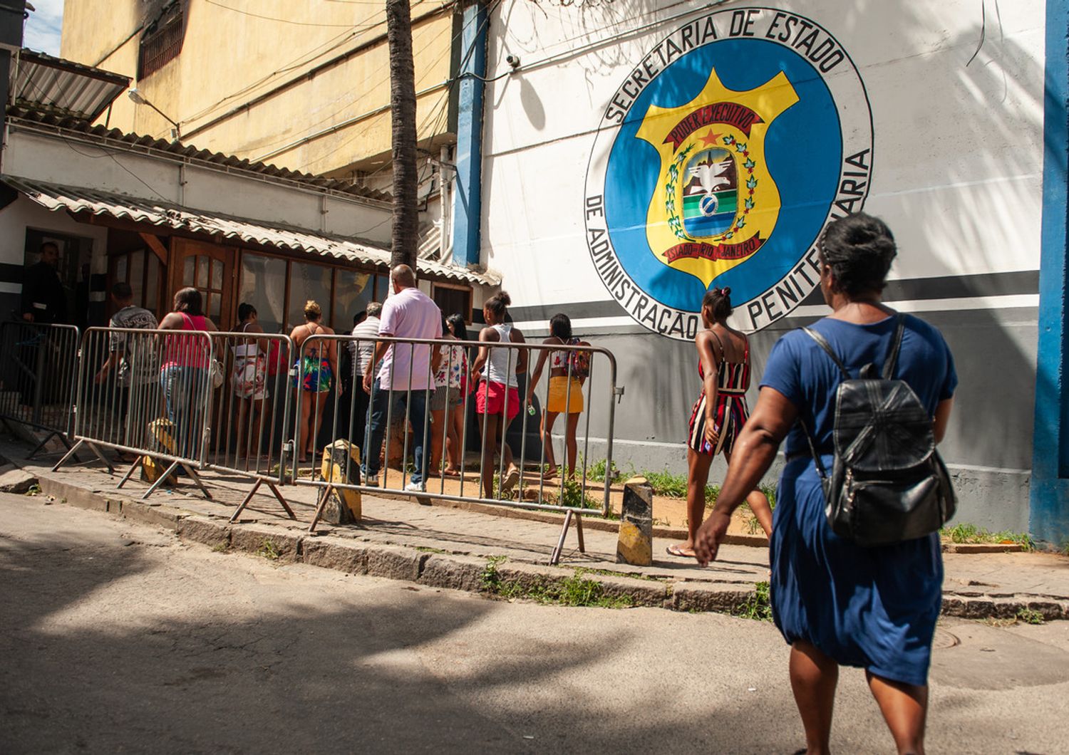 Familiari di detenuti fuori da una prigione in Brasile