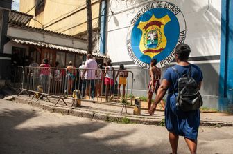 Familiari di detenuti fuori da una prigione in Brasile