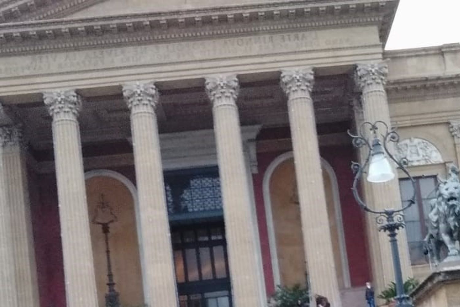Il frontone del Teatro Massimo di Palermo, &quot;L'arte rinnova i popoli e ne rivela la vita&quot;