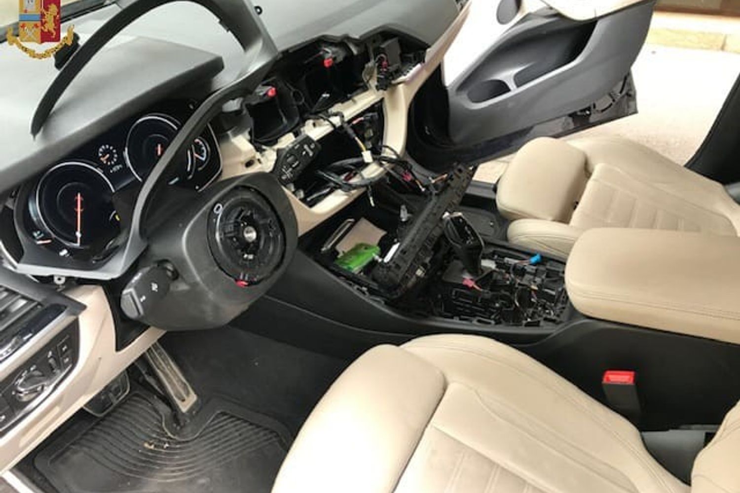 La plancia di una Bmw smontata in 120 secondi dai ladri