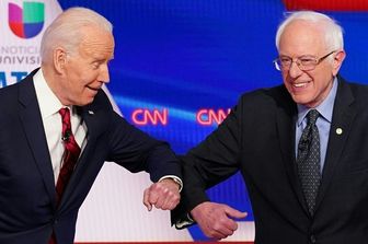 Joe Biden e Bernie Sanders si danno di gomito per non stringersi la mano in tempi di coronavirus