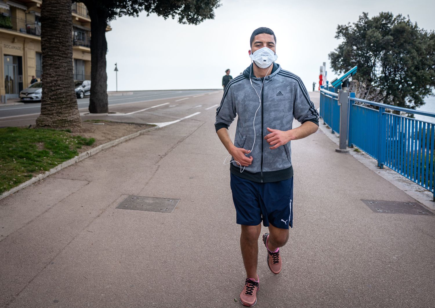Un runner con la mascherina per proteggersi dal coronavirus
