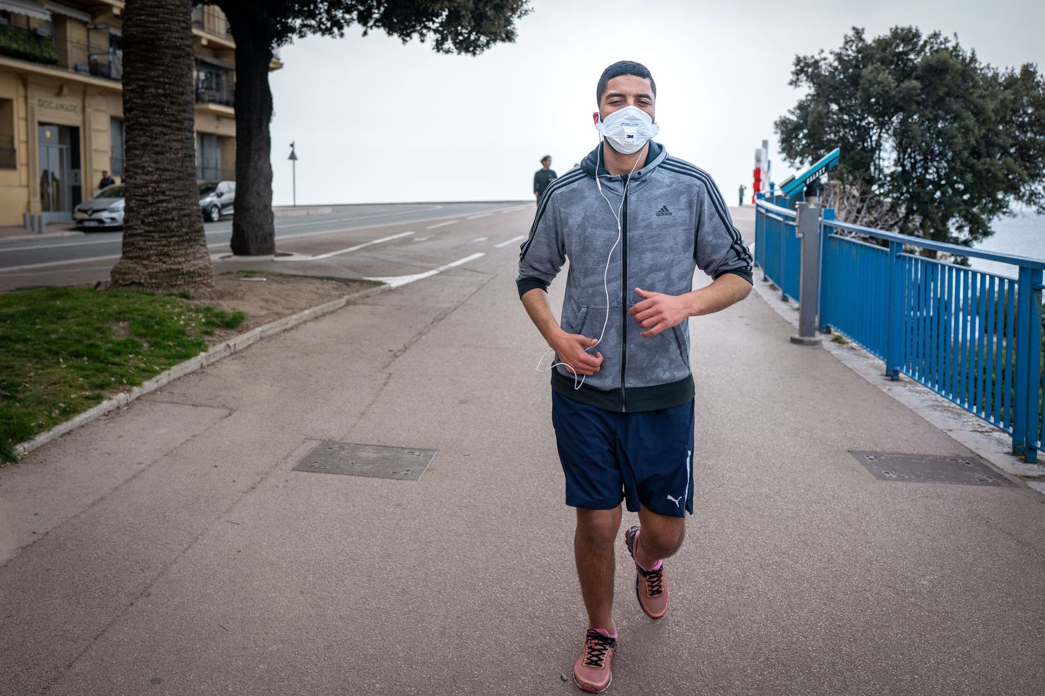 Un runner con la mascherina per proteggersi dal coronavirus