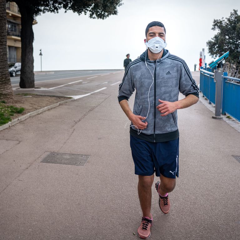 Un runner con la mascherina