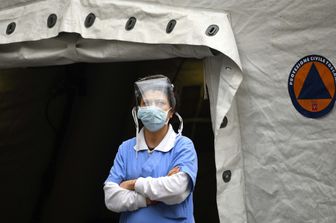 Coronavirus: un'infermiera di fronte a una tenda pre triage