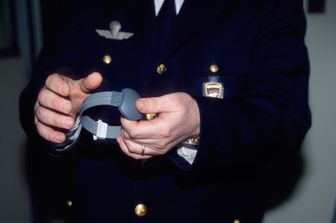 Poliziotto con un braccialetto elettronico