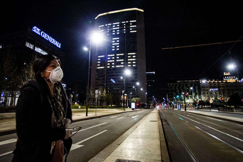 La scritta sul Pirellone durante l'emergenza coronavirus