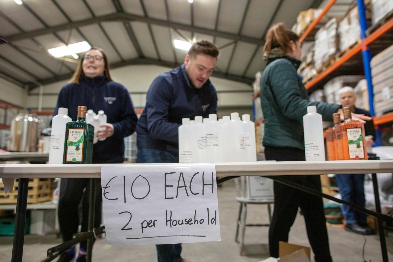 Il banchetto in fabbrica per la vendita diretta del gel (e del gin)