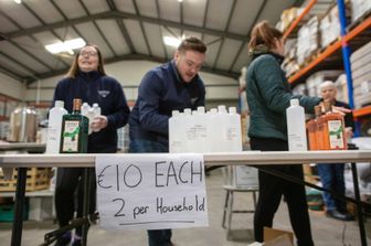Il banchetto in fabbrica per la vendita diretta del gel (e del gin)
