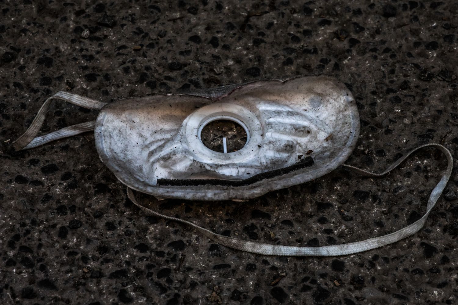 Una mascherina abbandonata, coronavirus