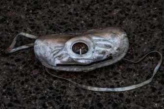 Una mascherina abbandonata, coronavirus