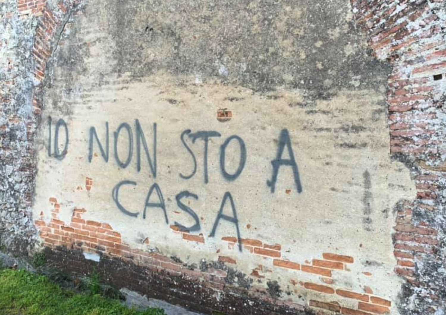 La scritta 'Io non sto a casa' sulle mura medicee nel Pisano