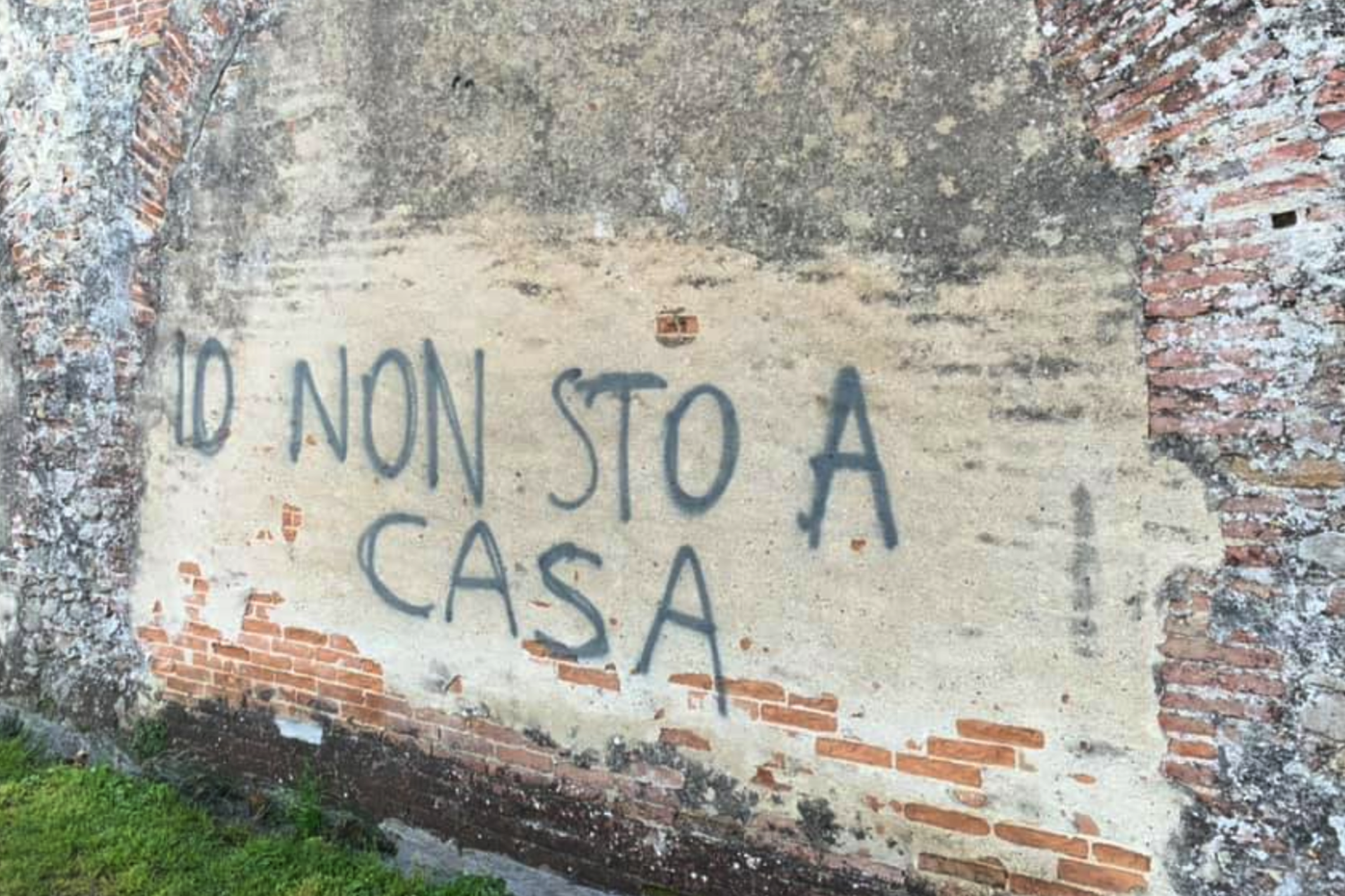La scritta 'Io non sto a casa' sulle mura medicee nel Pisano