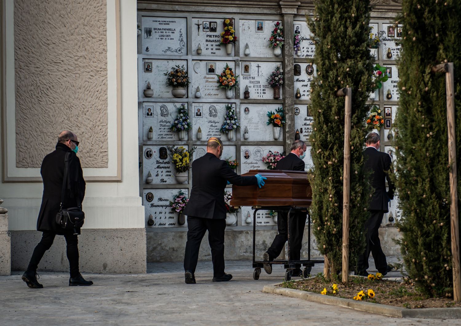 Un funerale con un solo parente al seguito al cimitero di Seriate
